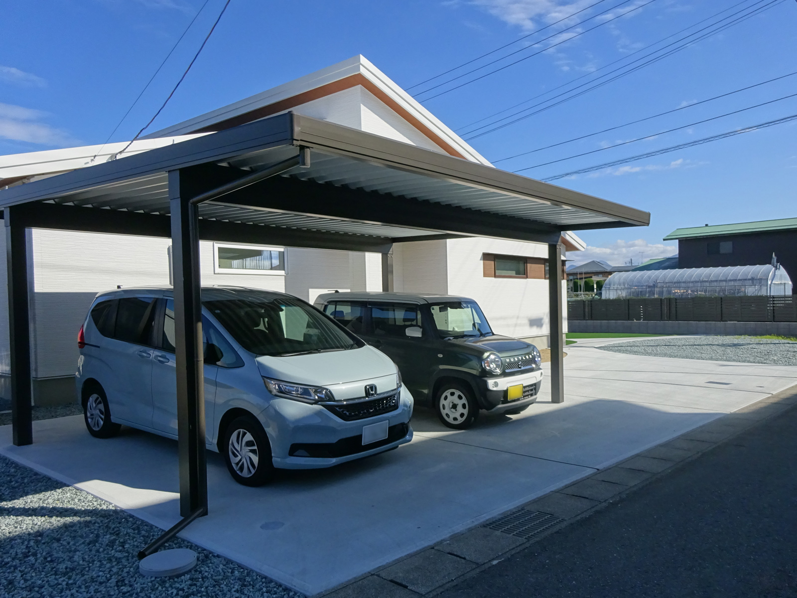 人工芝を贅沢に使ったおしゃれ感満載の中庭と曲線美の調和