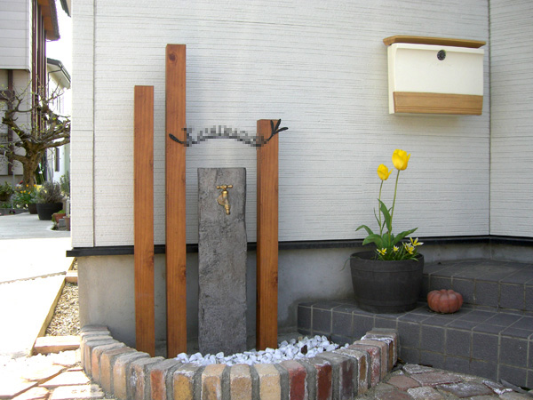 ザ・外構家オリジナル!!おしゃれな立水栓と一体型門柱?