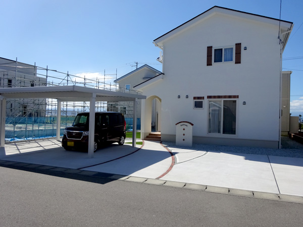 おしゃれなひまわり門柱のある外構