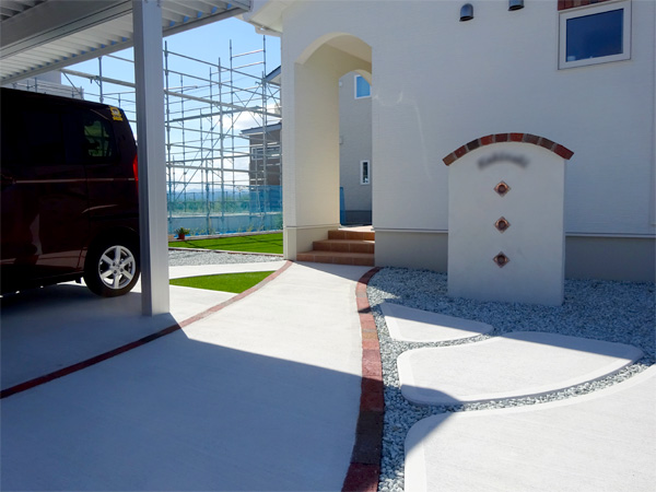 おしゃれなひまわり門柱のある外構