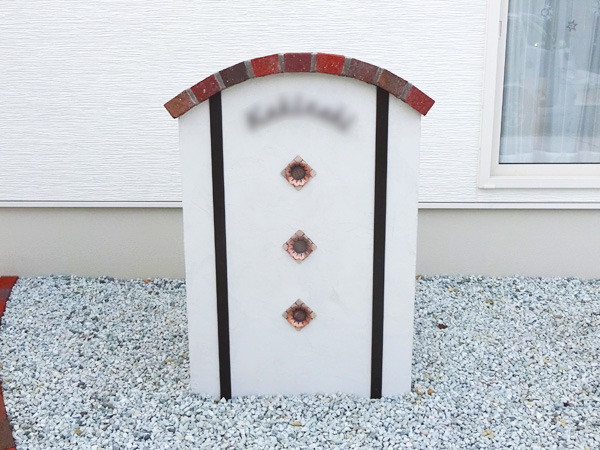 おしゃれなひまわり門柱のある外構