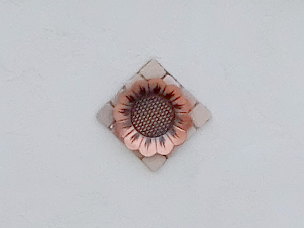 おしゃれなひまわり門柱のある外構