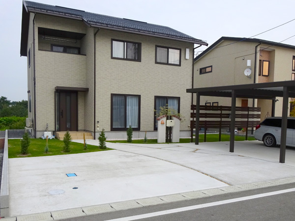 川沿いの風景に溶け込むおしゃれな外構