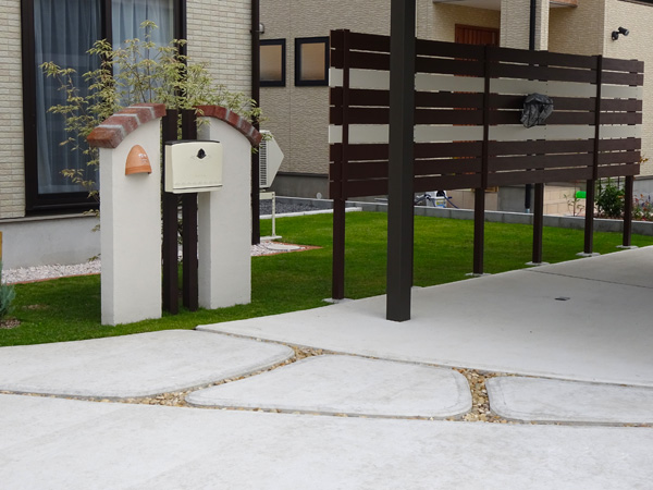 川沿いの風景に溶け込むおしゃれな外構